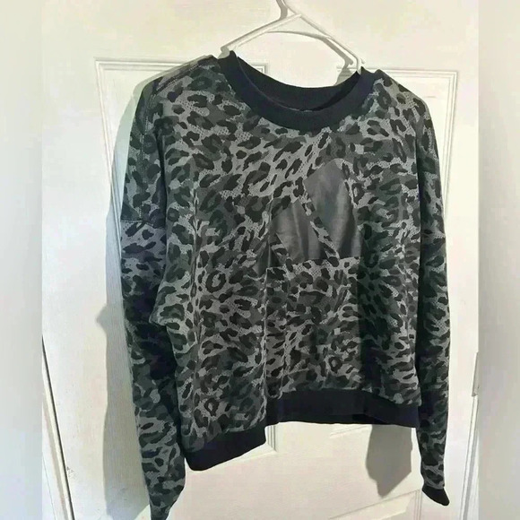 Adidas Women All Over Cheetah Print Pullover Crew. Size Large. Black. - Picture 3 of 11